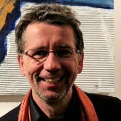 Hier sieht man Organist Helmut Hiller.