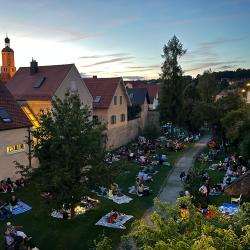 Hier sieht man das Picknick im Stadtgraben.