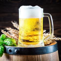 Hier sieht man einen vollen Bierkrug auf einem Fass.