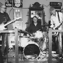 Gitarrist Claus Bux, Bassist Bernhard Riedl und Schlagzeuger Bernhard Reitberger.