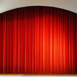 Das Bild zeigt eine Theaterbühne.