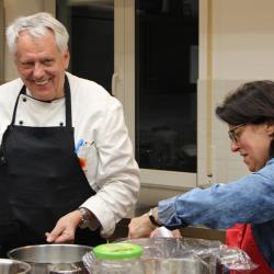 Uli Grossman kocht im B+ Zentrum. 