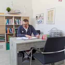 Christian Knittl in seiner Praxis.