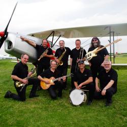 Band vor Flugzeug