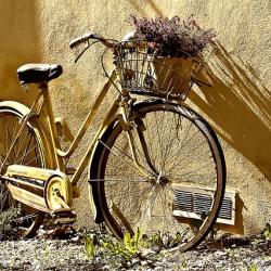 ein gelbes Fahrrad an der Wand gelehnt