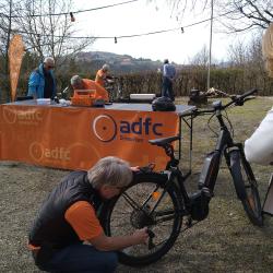 Der ADFC Donau-Ries beim Reparatur-Café in Harburg.