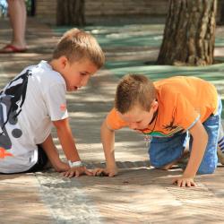Spielende Kinder Symbolbild