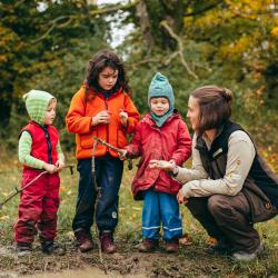 Rangerin mit Kindern 