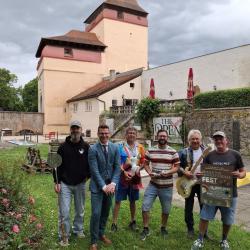 Freuen sich auf die Lange Nacht des Minigolfs: (v.l.n.r.). Jürgen „Bohne“ Bohner (GAS Food & Beverage), Oberbürgermeister David Wittner, Wolfi Balzer, Christian „Schnippi“ Friedrich (Boule-Spielergemeinschaft), Roland „Lande“ Hiller und Anlagenbetreiber Ralf „Ralla“ Kluge.