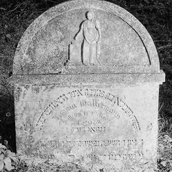 Der außergewöhnlichste Grabstein in Harburg: die Darstellung einer Frauenfigur auf dem Grabmal für Regina Wassermann (1818-1836)