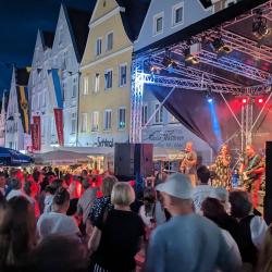 Abendliche Partystimmung beim Reichsstraßenfest in Donauwörth.
