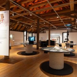 Blick in die Ausstellung „Gib Stoff! Textile Geschichte(n) und Techniken