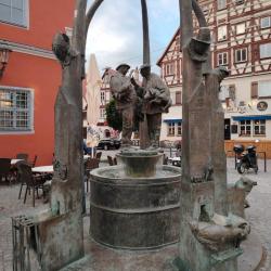 Der Marktbrunnen vor der Alten Schranne in Nördlingen bildet das Zentrum der Gesprächsrunde „Ein Brunnen, Erinnerungen, ein Gedicht“.