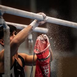 Oakley Banks bei seiner Vorbereitung am Barren.