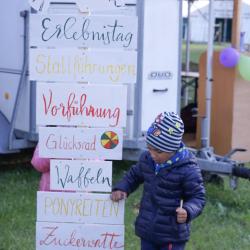 Zwischen 13:00 und 17:30 Uhr werden verschiedene Spiele für Kinder, Kinderschminken, ein Glücksrad mit tollen Preisen, Ponyreiten, Waffeln und Zuckerwatte angeboten. Im Imbiss wird für das leibliche Wohl gesorgt.