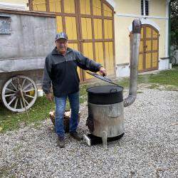 Museumsmitglied Leo Ziegelmayr am Kartoffeldämpfer