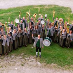 Das Bild zeigt die Musikerinnen und Musiker der Stadtkapelle Harburg e.V. mit Stadtkapellendirigent Franz Fischer.