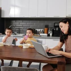 Kleinkind am Familientisch