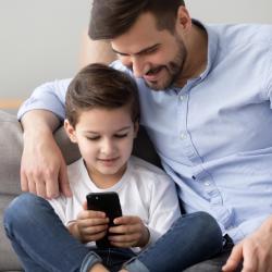 Eltern sollten zunächst gemeinsam mit ihrem Kind die Welt der digitalen Medien erkunden.