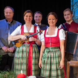 Pfarrer Rainer Maria Schießler mit dem Dreigesang Geschwister Siferlinger und Matthias Pürner.