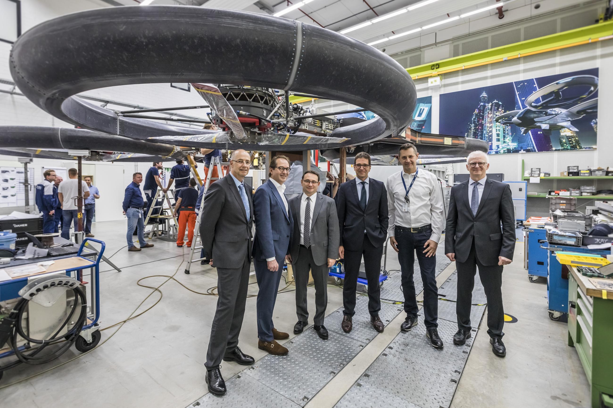 CSU-Landesgruppenchef Dobrindt bei Airbus Helicopters ...