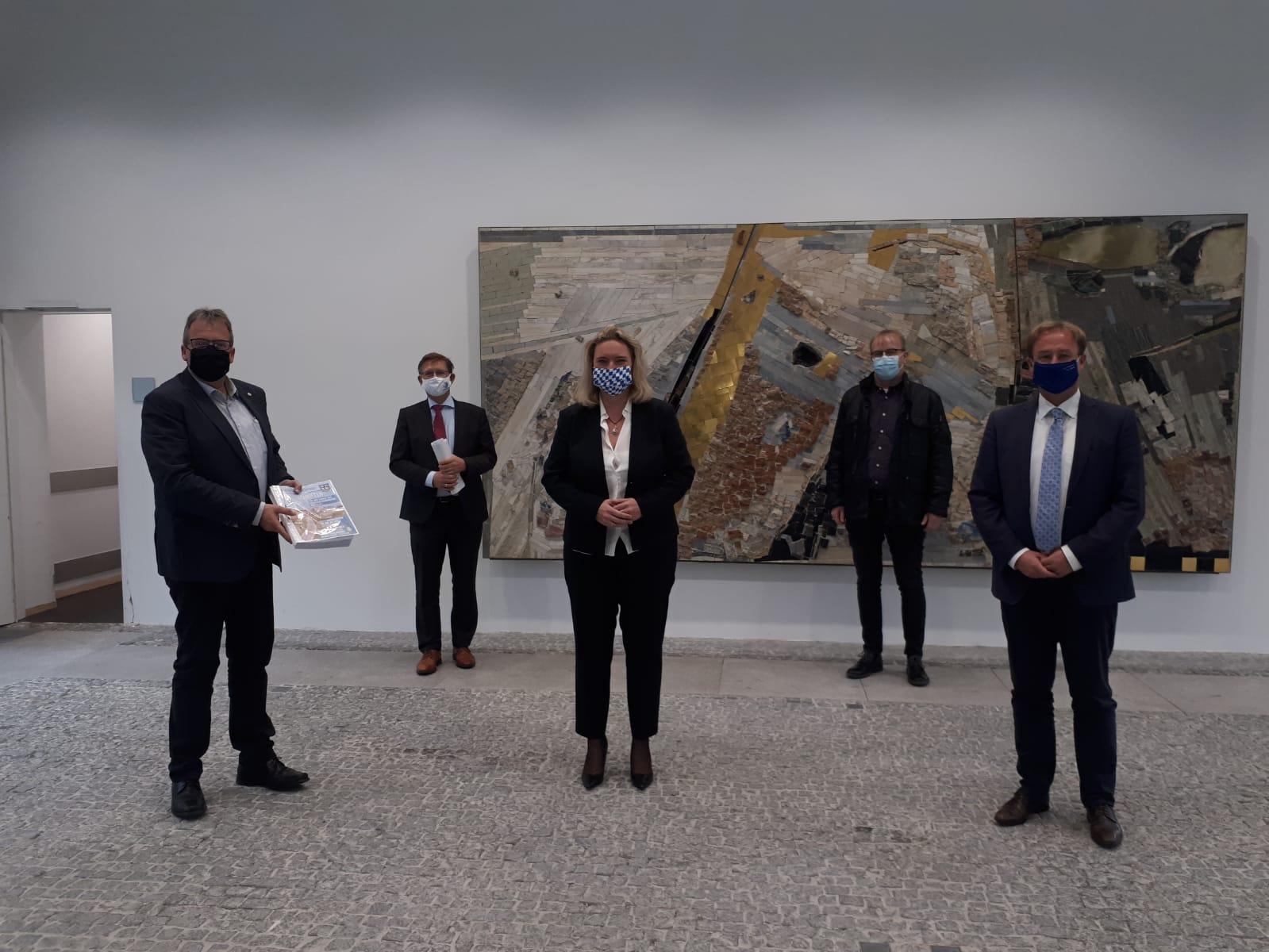 2000 Stimmen für den Erhalt der Heimostraße in HainsfarthHainsfarth