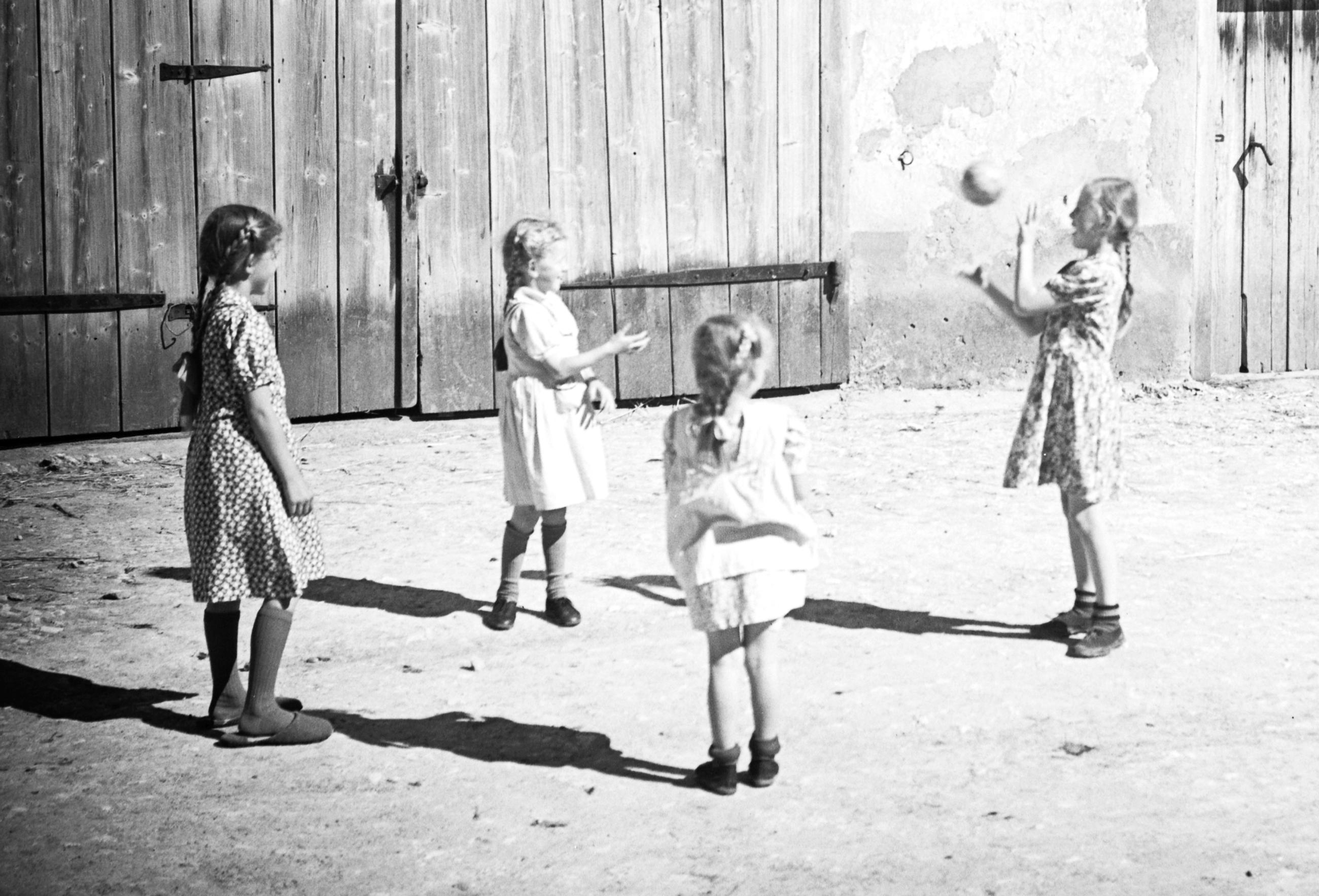 altes spielzeug gibt man den armen Alte Kinderspiele im Museum KulturLand Ries|Maihingen|Donau-Ries-Aktuell