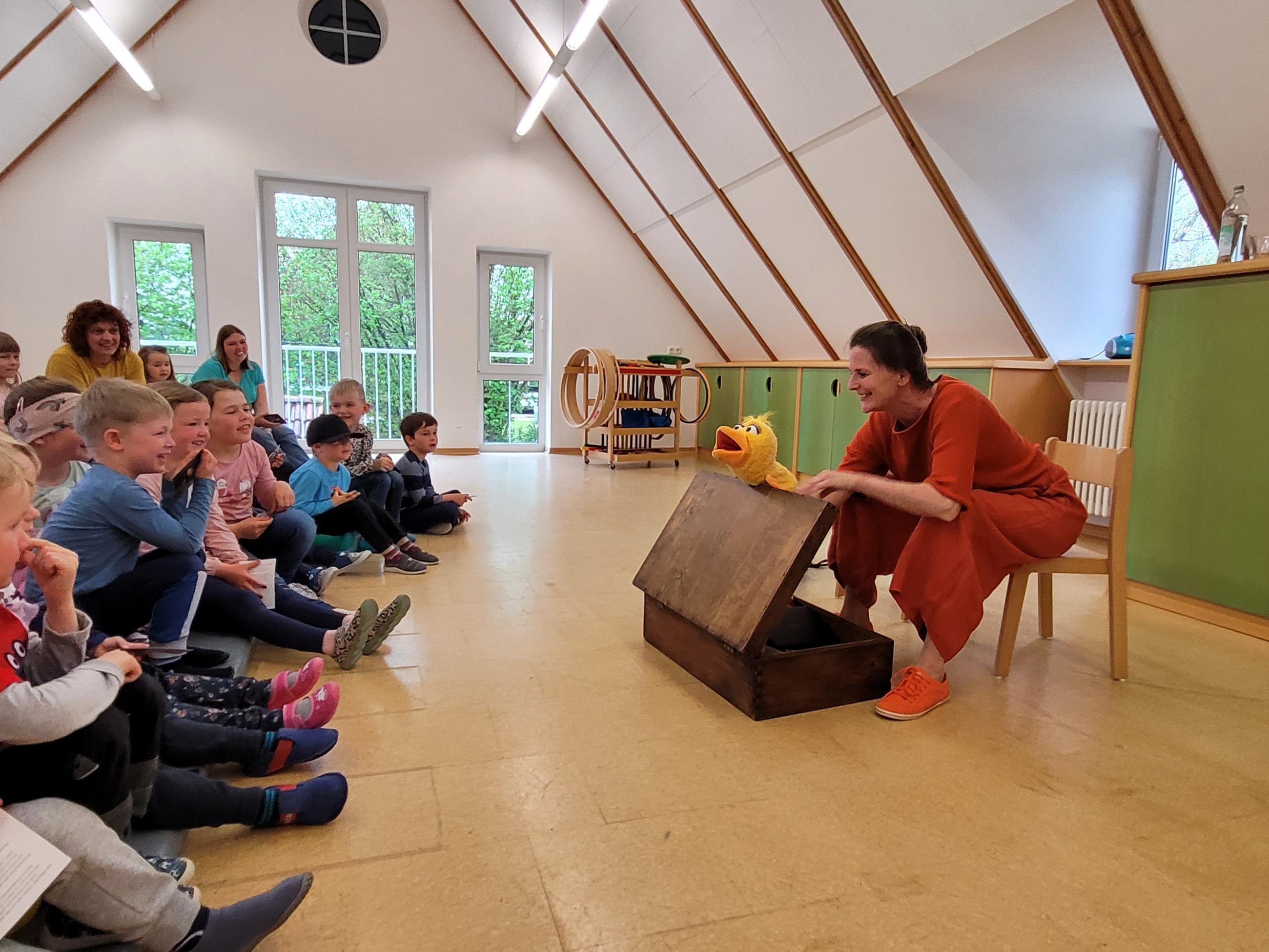 Waldrüssler und Ente finden neue Freunde im Kindergarten Daiting