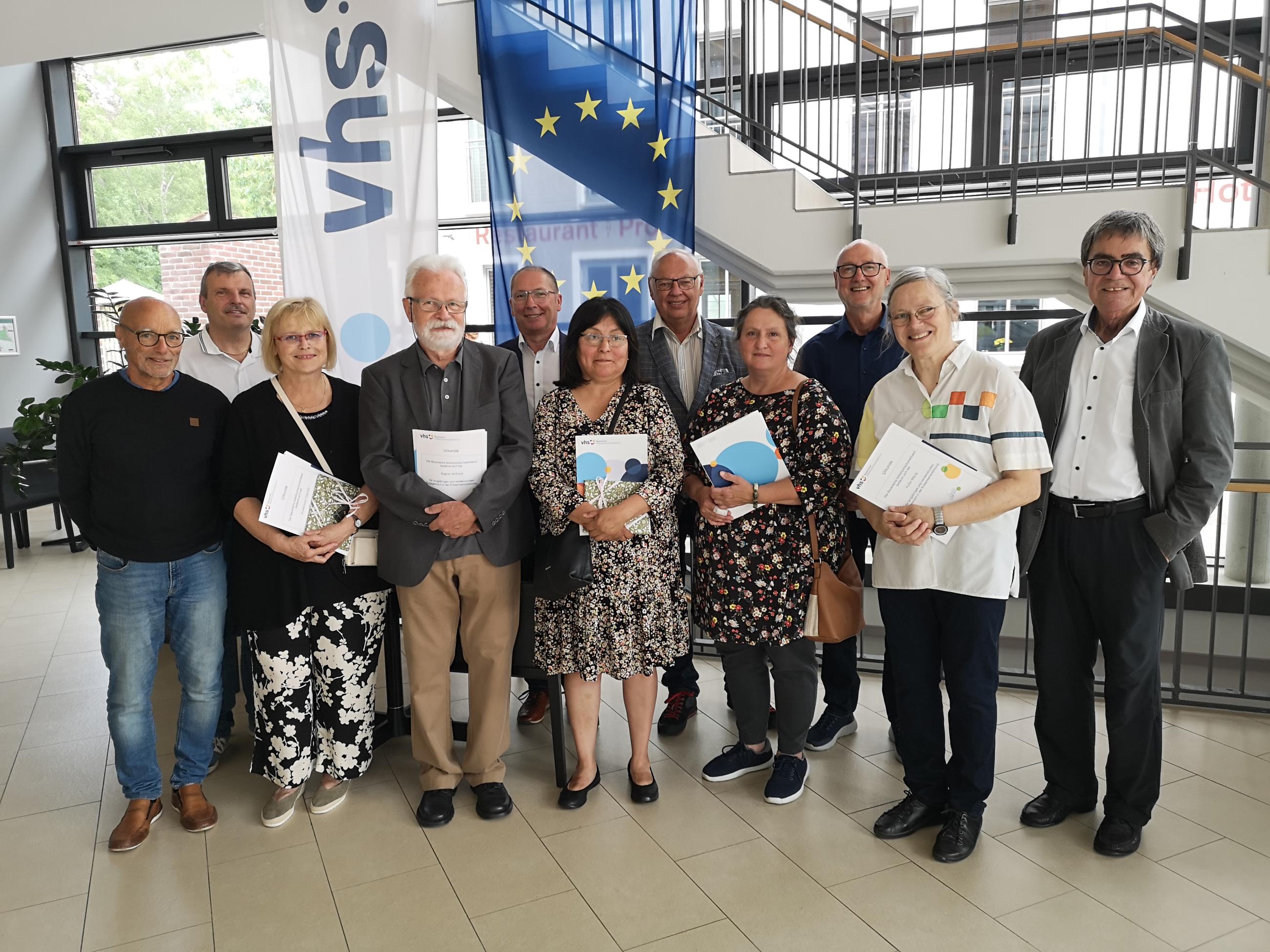 die-volkshochschule-donauw-rth-ehrt-langj-hrige-dozenten-donauw-rth