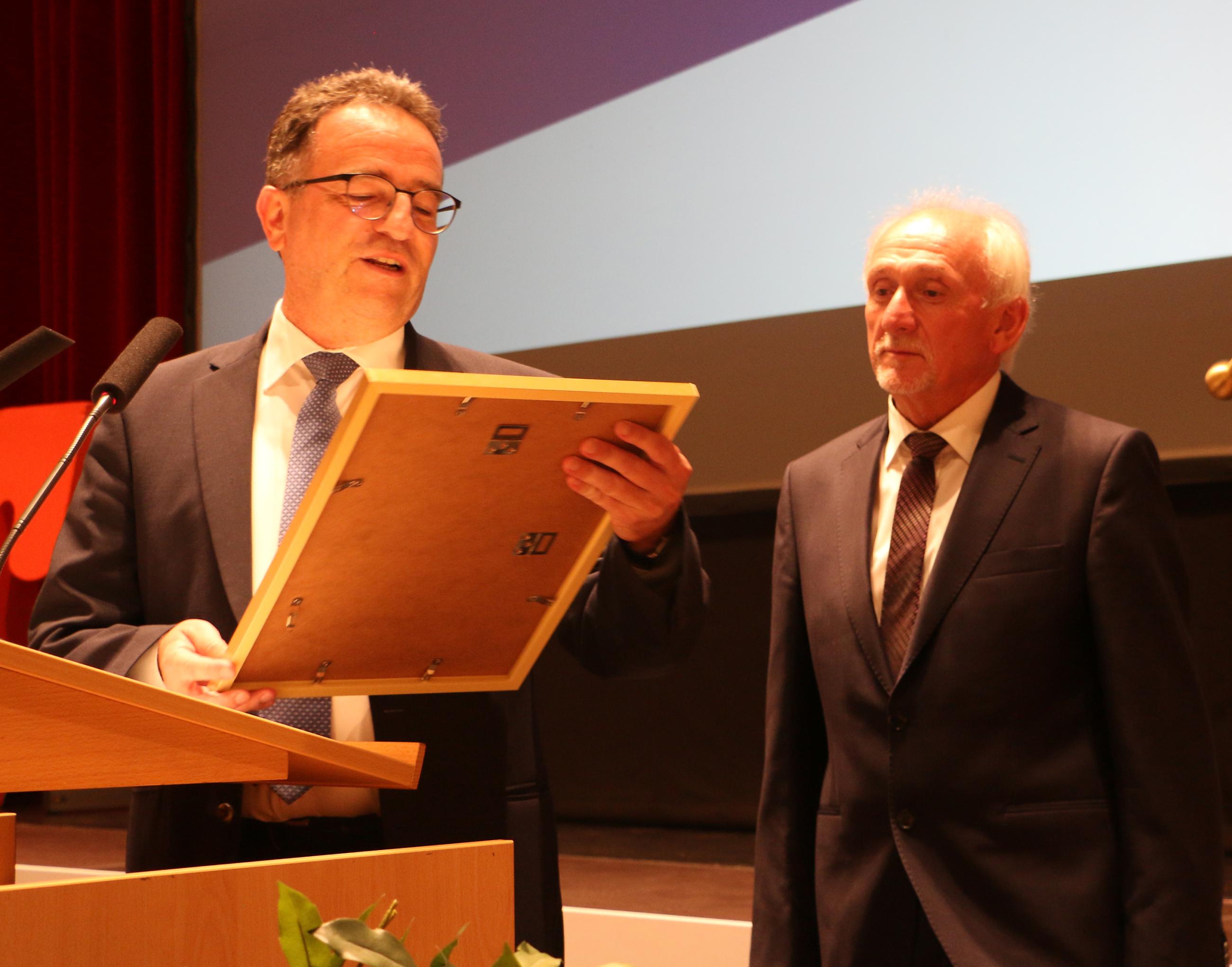 Gerhard-Hubel-wird-Ehrenmitglied-der-Raiffeisen-Volksbank-Ries