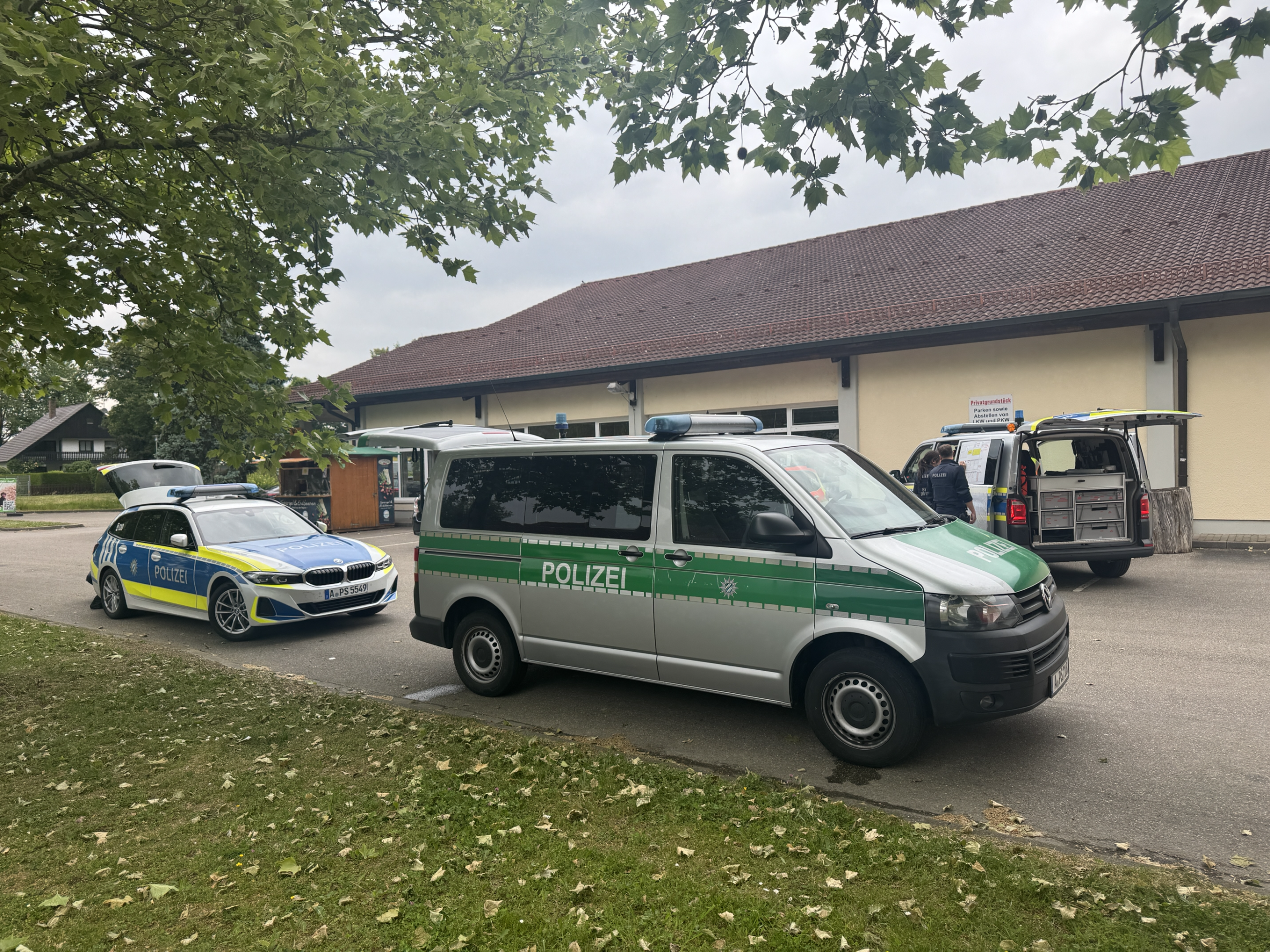 Polizeigro-einsatz-beendet-Bedrohungslage-mit-Waffe