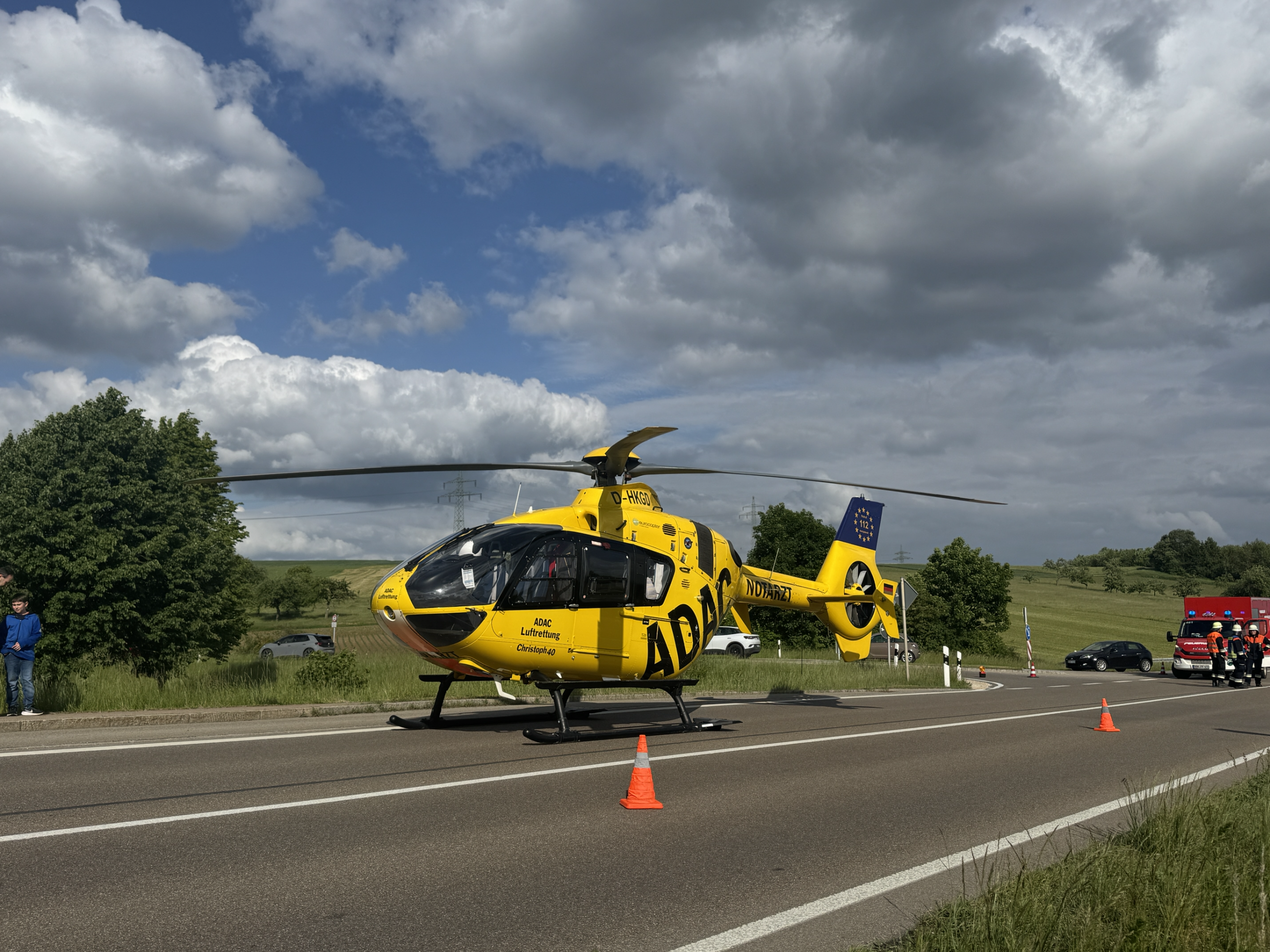 Anh-nger-kollidiert-mit-Moped-Fahrerin-wird-schwer-verletzt