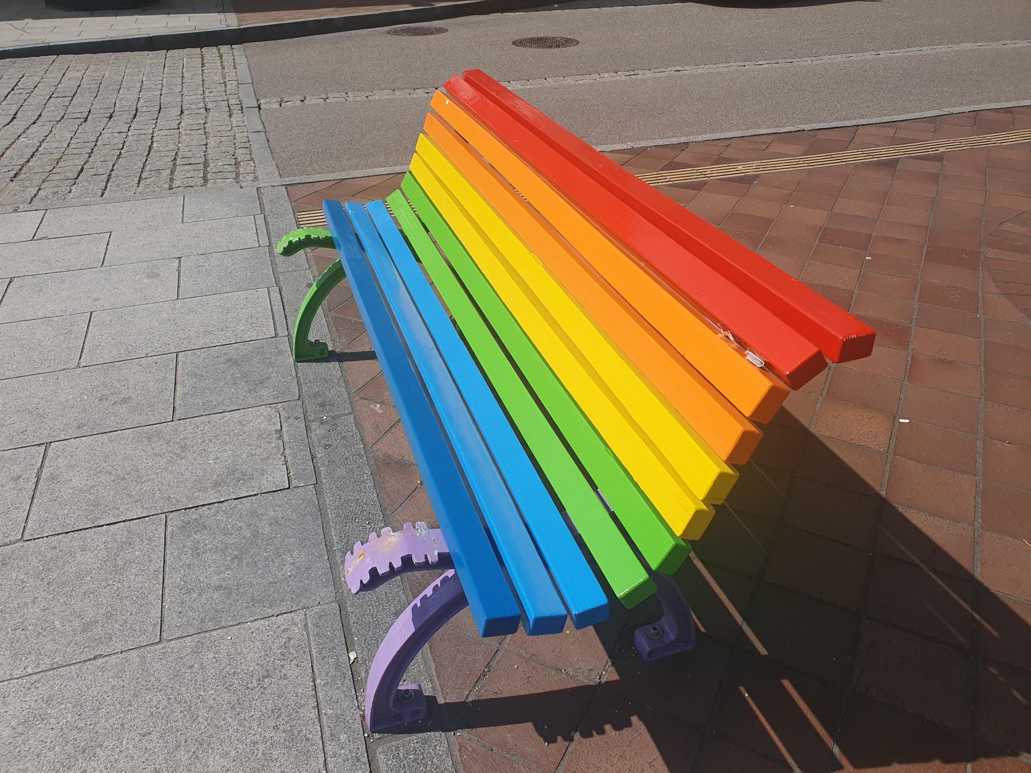 Regenbogenbank-in-Donauw-rth-mutwillig-besch-digt