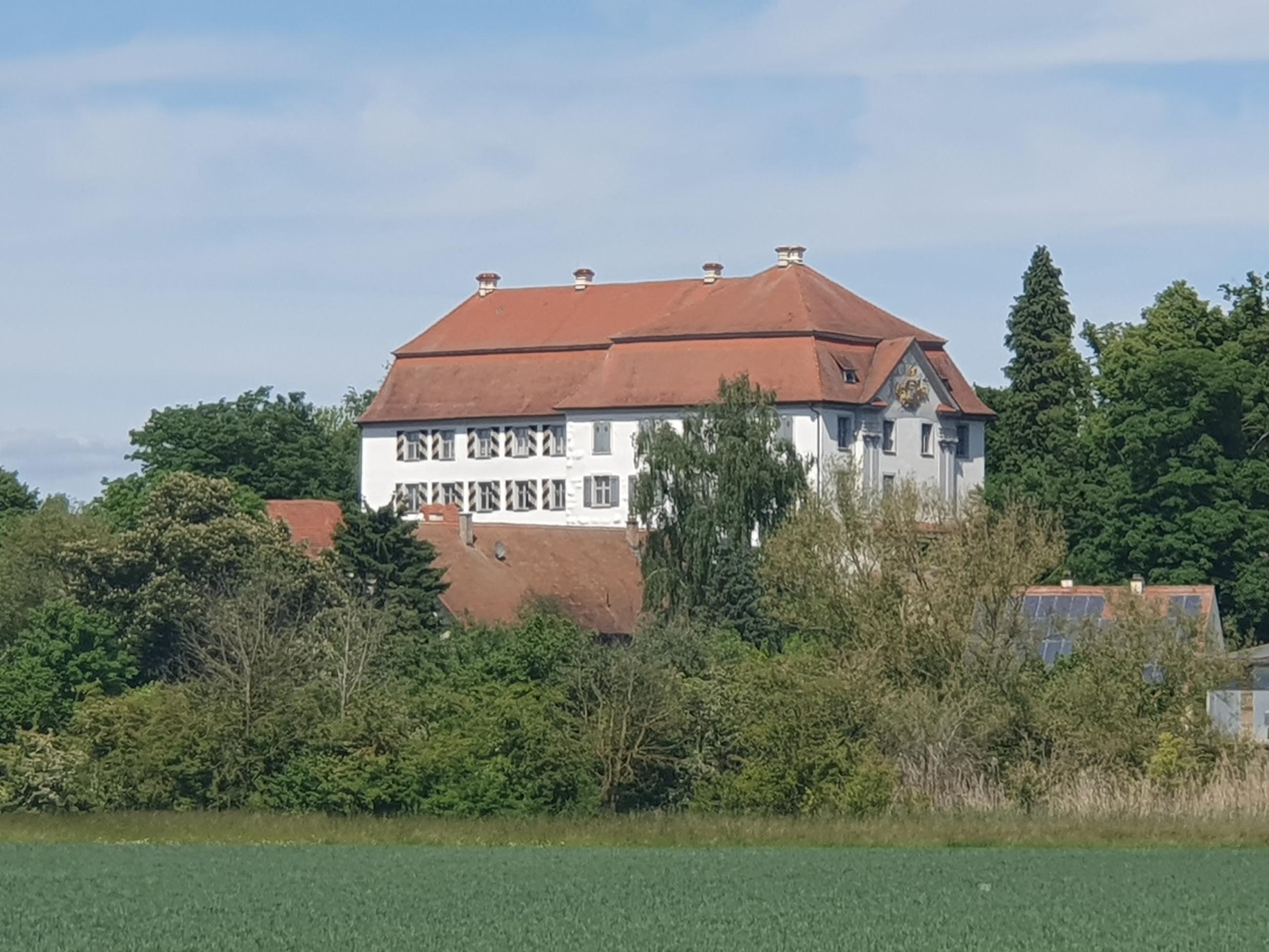 Ein-Schloss-thront-ber-Lierheim