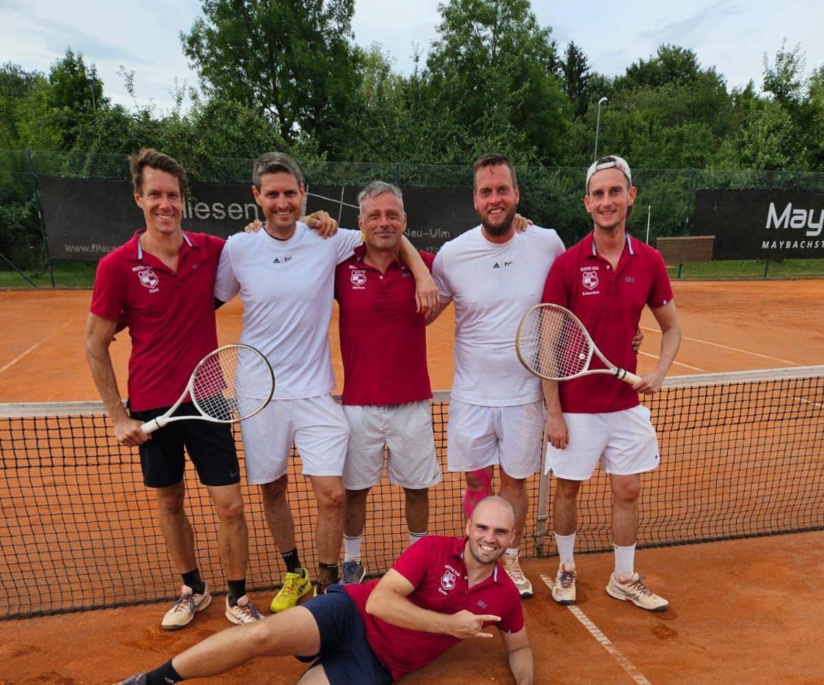 Riedlinger-Tennis-Herren-weiter-ungeschlagen-Damen-2-mit-erstem-Saisonsieg