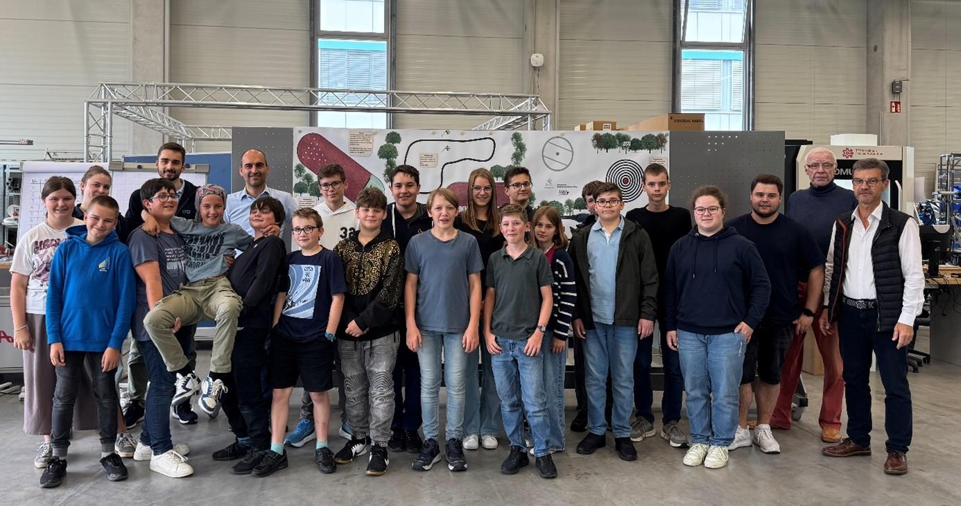 Sch-ler-innen-regionaler-Schulen-treten-mit-Lego-Robotern-gegeneinander-an