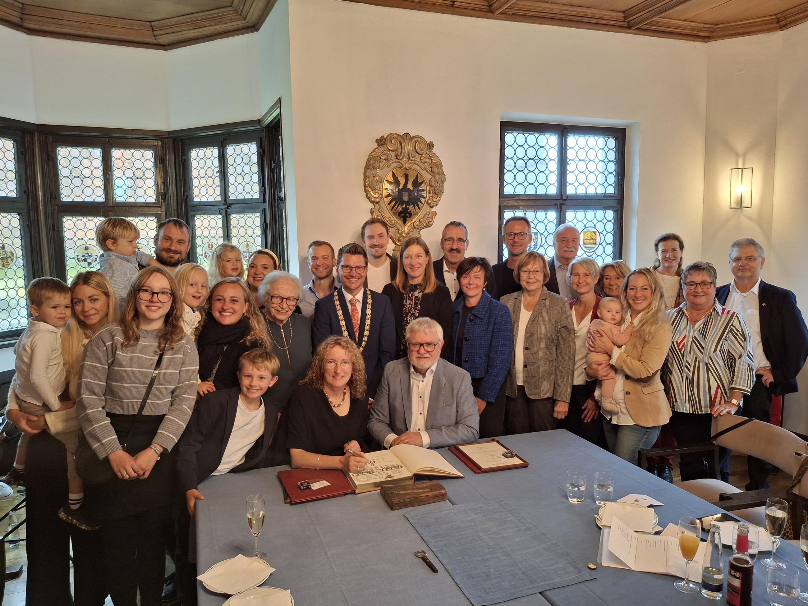 Elke-und-Kurt-Moll-mit-dem-Ehrenbrief-der-Stadt-N-rdlingen-ausgezeichnet