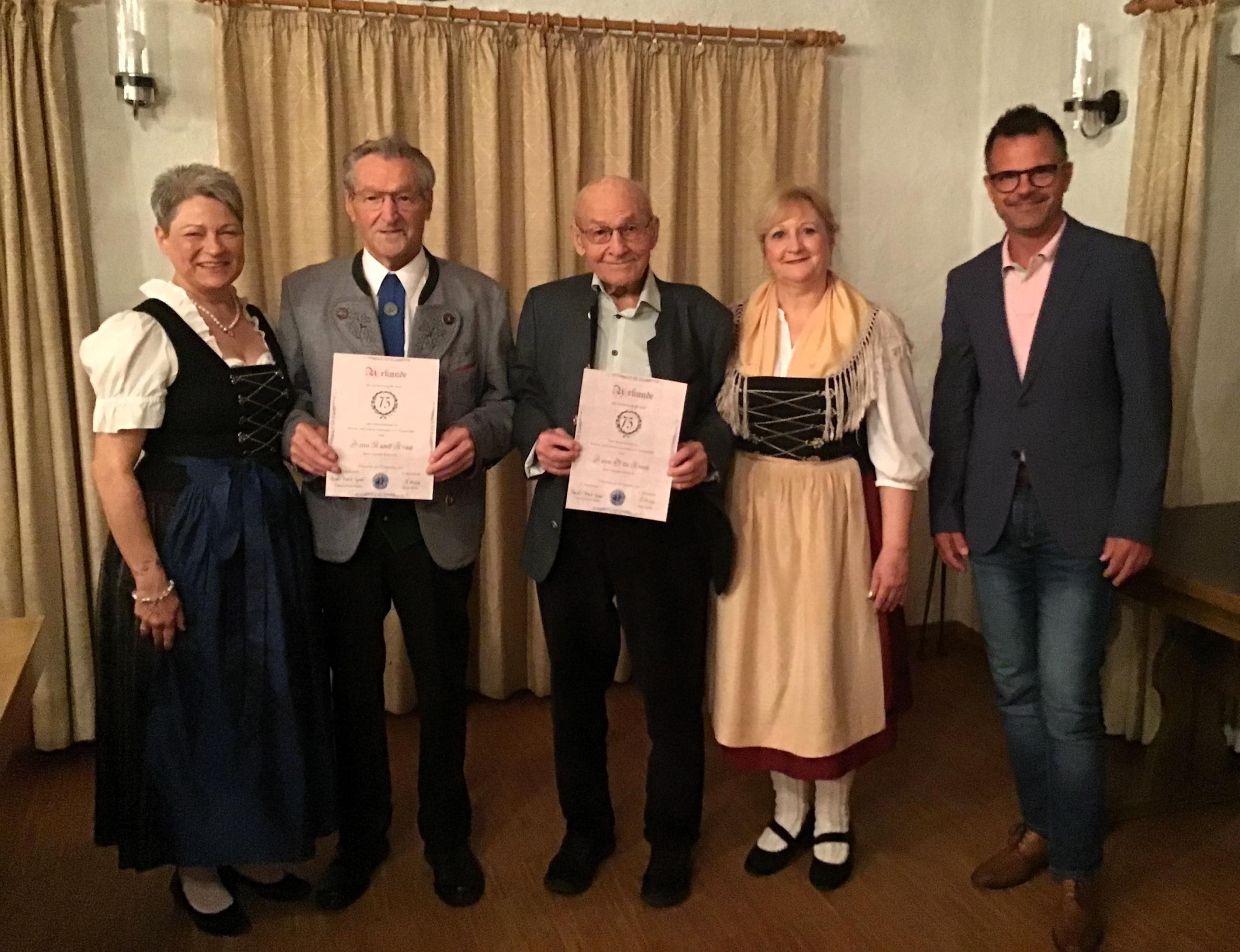 75-Jahre-Vereinstreue-und-Neuwahlen-bei-den-Trachtlern