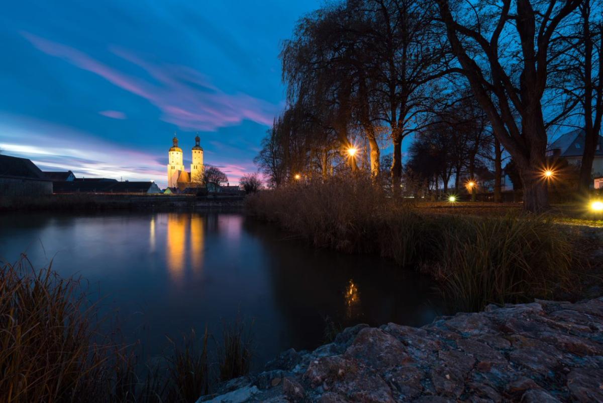 Lichterprozession-durch-die-Wemdinger-Altstadt-am-Dreik-nigstag
