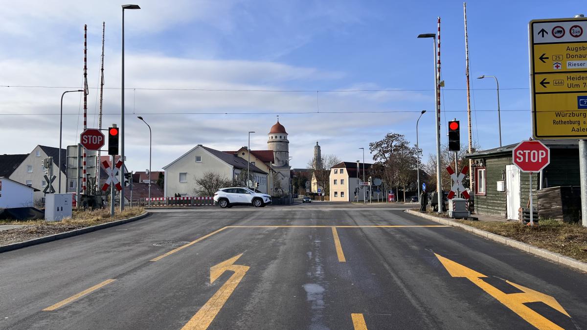 Vollsperrung-am-Bahn-bergang-in-N-rdlingen-aufgehoben