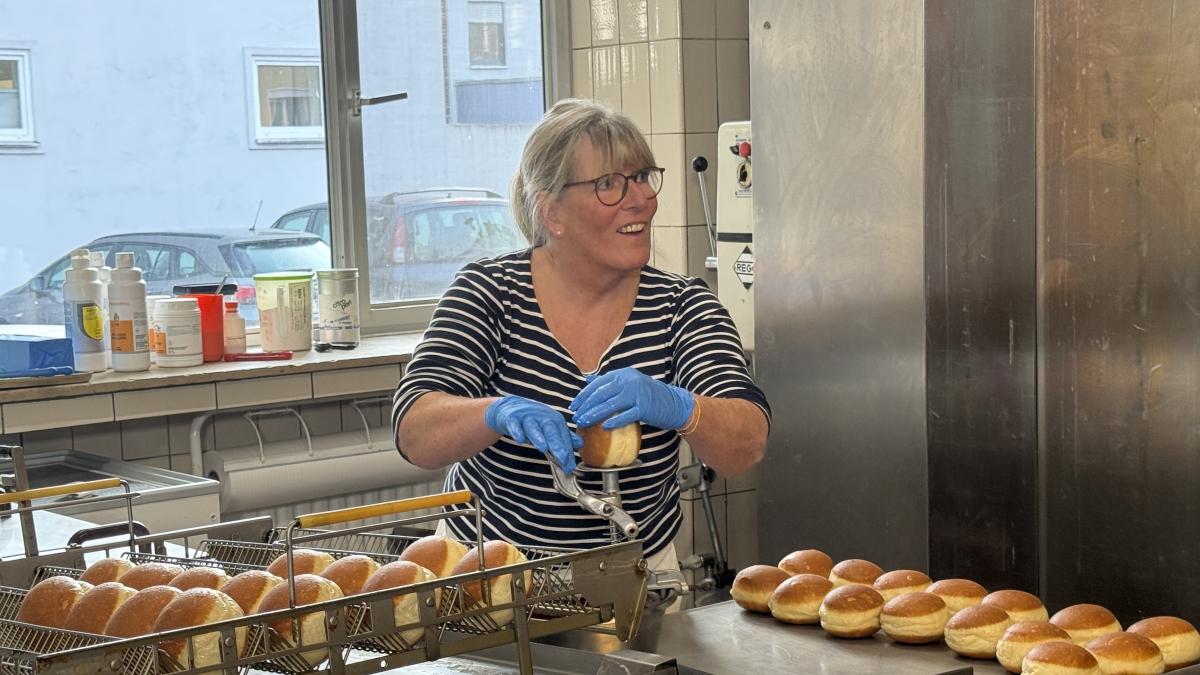Ein-s-er-Traum-wird-wahr-Mertingerin-f-llt-150-Krapfen-mit-extra-viel-Marmelade