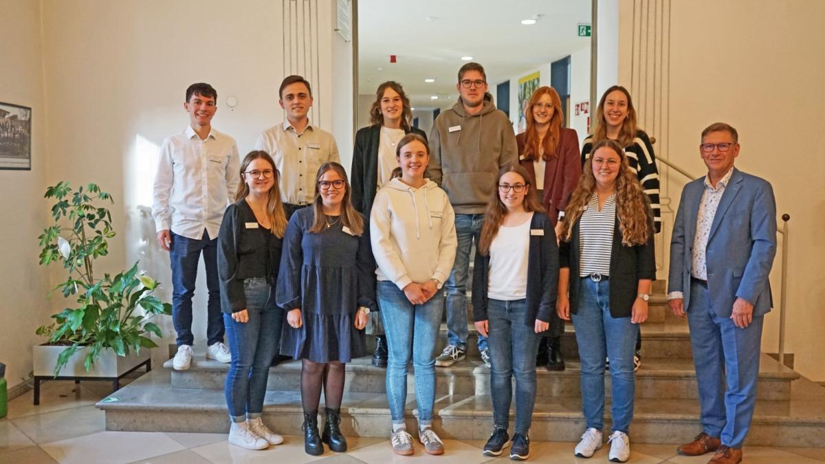 Landrat-gratuliert-zum-erfolgreichen-Abschluss-von-Ausbildung-und-Studium