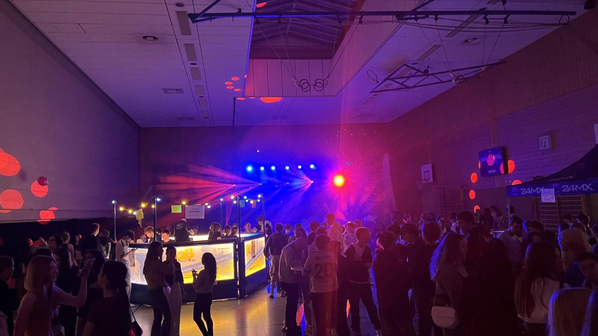 400-begeisterte-Jugendliche-bei-der-U16-Party-in-Wallerstein