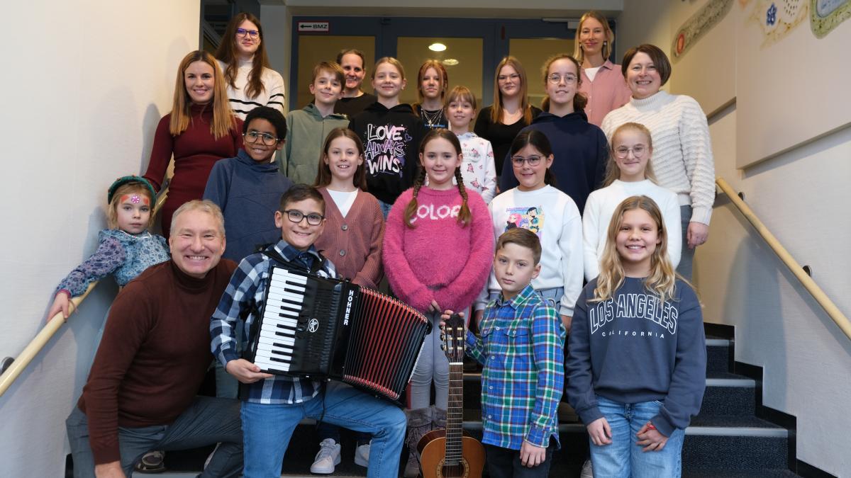 Musiksch-ler-des-Musikatelier-begeistern-im-Seniorenheim-Rain