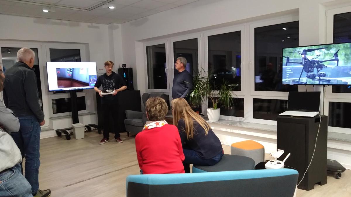 Bildungswerk-Harburg-besucht-BayernLab-in-Dillingen