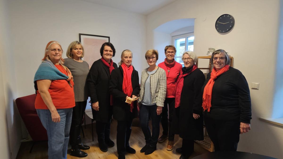 Dekanatsfrauen-spenden-an-das-Frauenhaus-Nordschwaben
