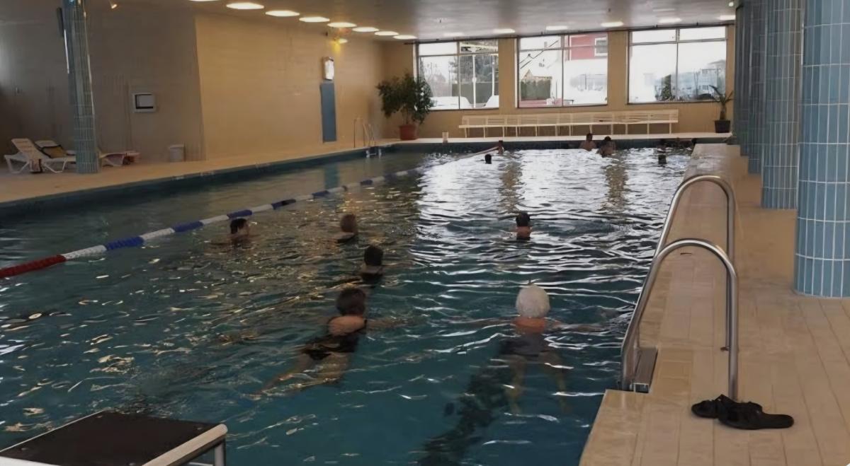 Gro-e-Abschiedsfeier-Letzter-Badetag-im-alten-Hallenbad-in-N-rdlingen