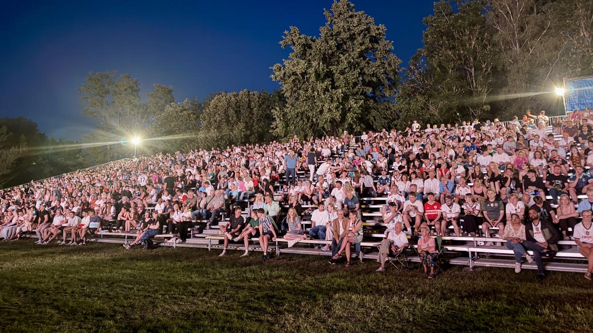 Gro-e-Fan-Party-im-Heilig-Kreuz-Garten-bei-deutschem-WM-Krimi